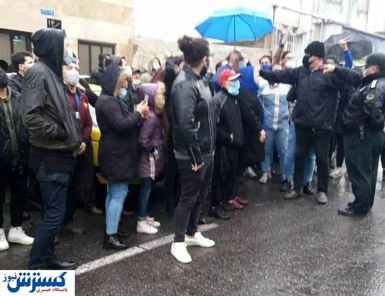 تجمع اعتراضی هواداران مقابل باشگاه استقلال