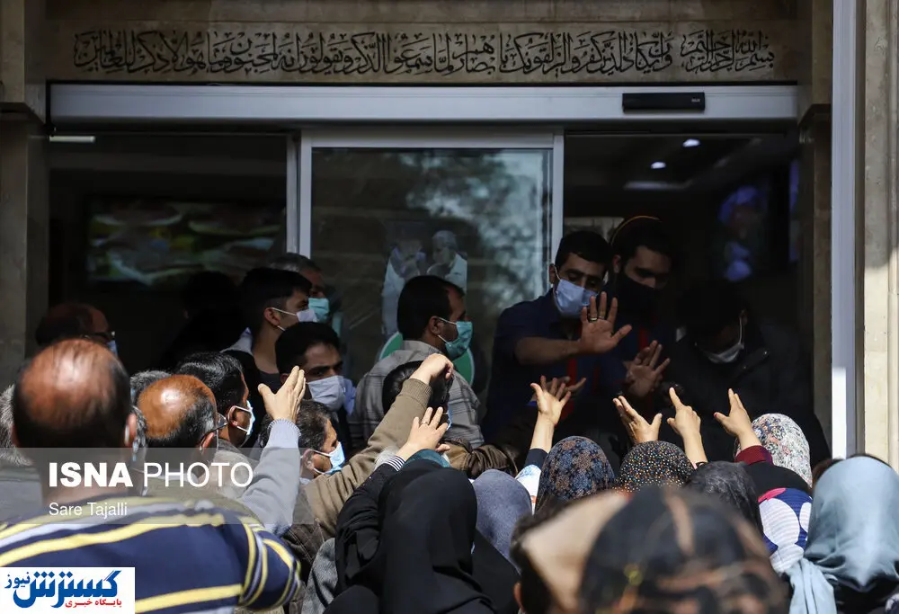 تصاویر/ صحنههایی از صفهای توزیع مرغ دولتی