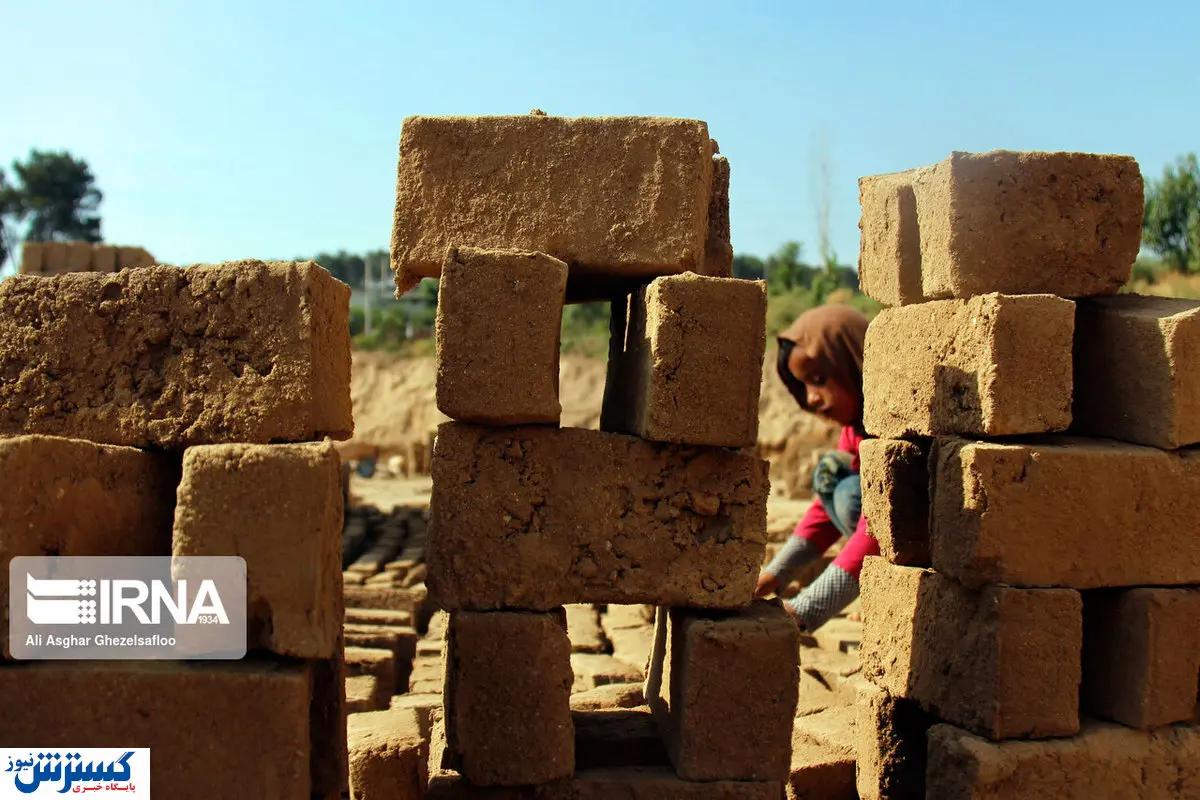 تصاویر/ همکاری کودکان در کوره‌های آجرپزی