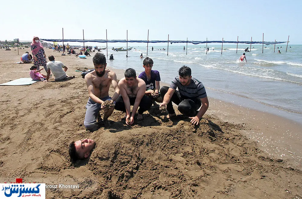 تصاویر/ تفریح مسافران خزری در ساحل کرونا