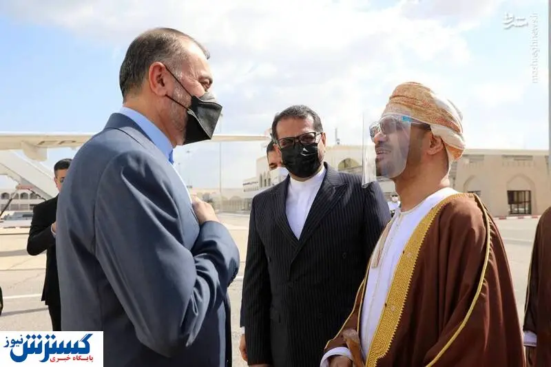 وزیر امور خارجه وارد عمان شد + عکس