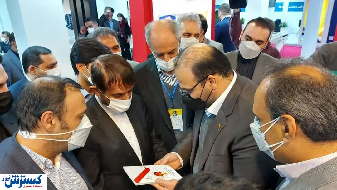 اهدای کتاب بومی‌ سازی فولادخوزستان به دفتر اقتصادی مقام معظم رهبری