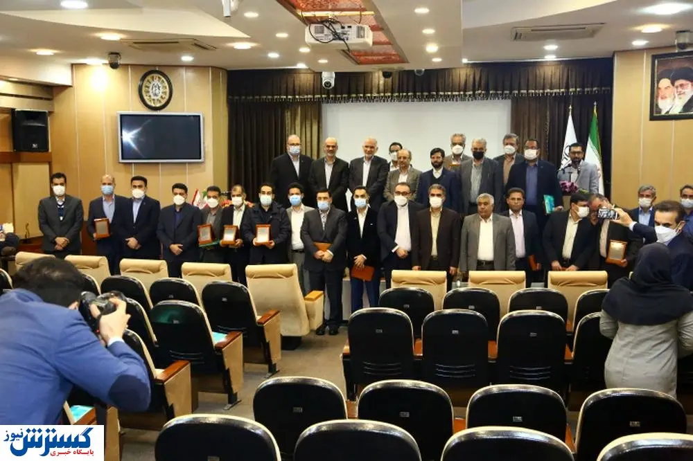 مراسم تقدیر در هشتمین جایزه ملی بهره وری معادن و صنایع معدنی ایران