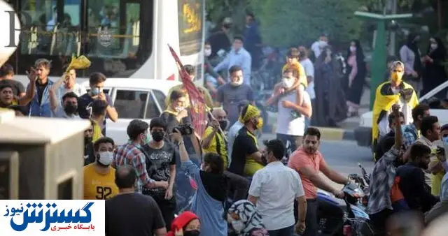 هواداران سپاهان مانع حرکت اتوبوس پرسپولیس شدند!