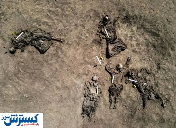 عکسهای باورنکردنی از بیرون آوردن اجساد از گور دسته جمعی داعش!