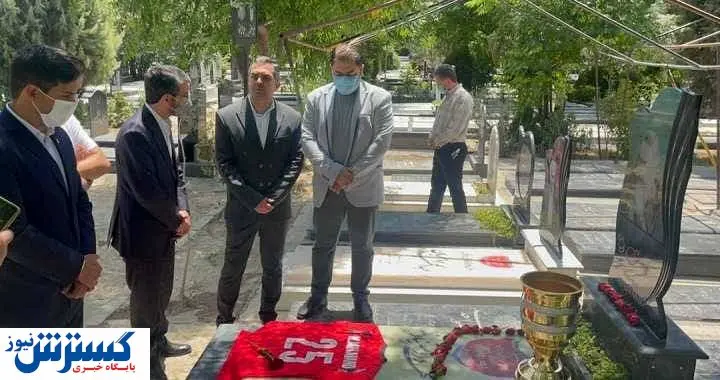 تقدیم  جام قهرمانی پرسپولیس به مرحوم میناوند / عکس