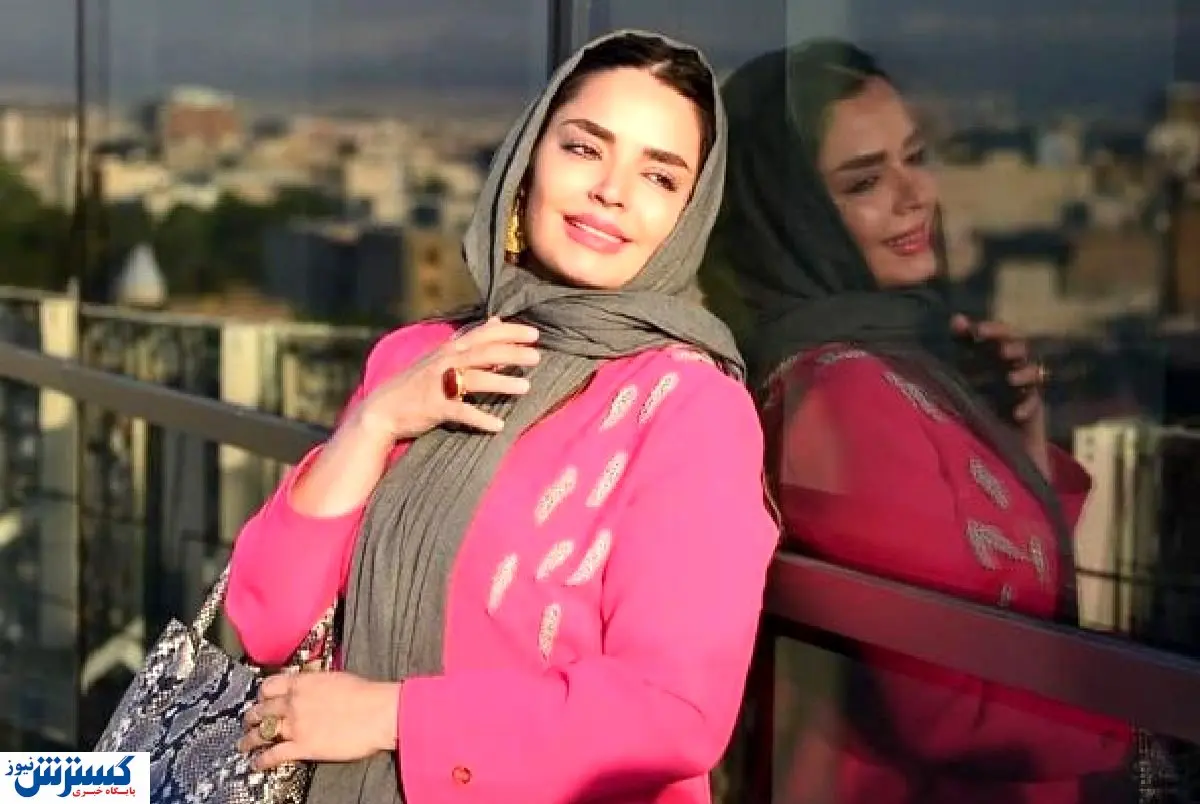 ژست سپیده خداوردی در کنار اسب بزرگش