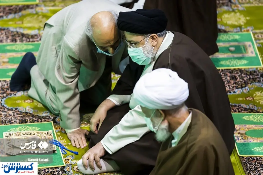 صحبت های درگوشی با رئیسی در صف نماز جماعت + عکس