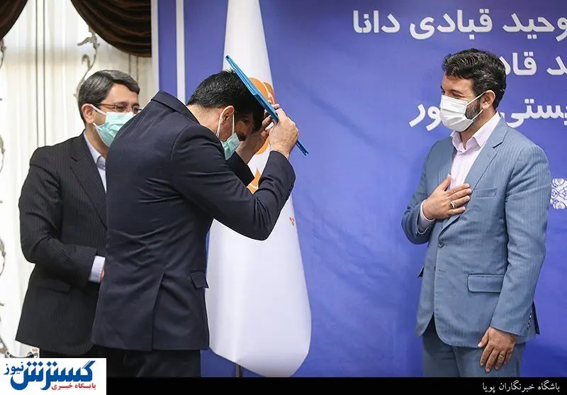 ژست عجیب رئیس جدید سازمان بهزیستی در مراسم معارفه + عکس