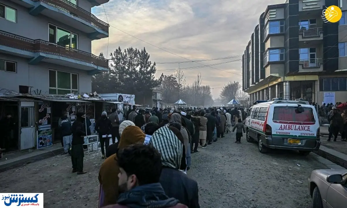 صف طول و دراز مردم افغانستان برای دریافت گذرنامه + عکس