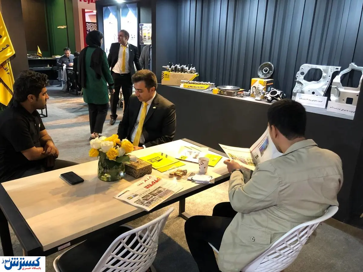 تصاویر / توزیع گسترده ویژه نامه صنعت و قطعات خودرو در نمایشگاه تهران