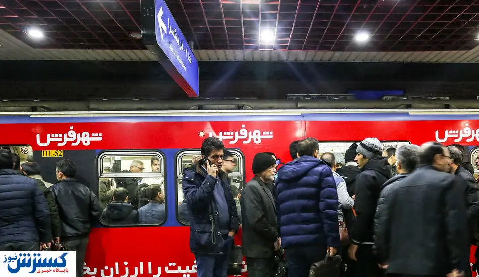 مسافران در مترو به دلیل کمبود جا دعوا می کنند