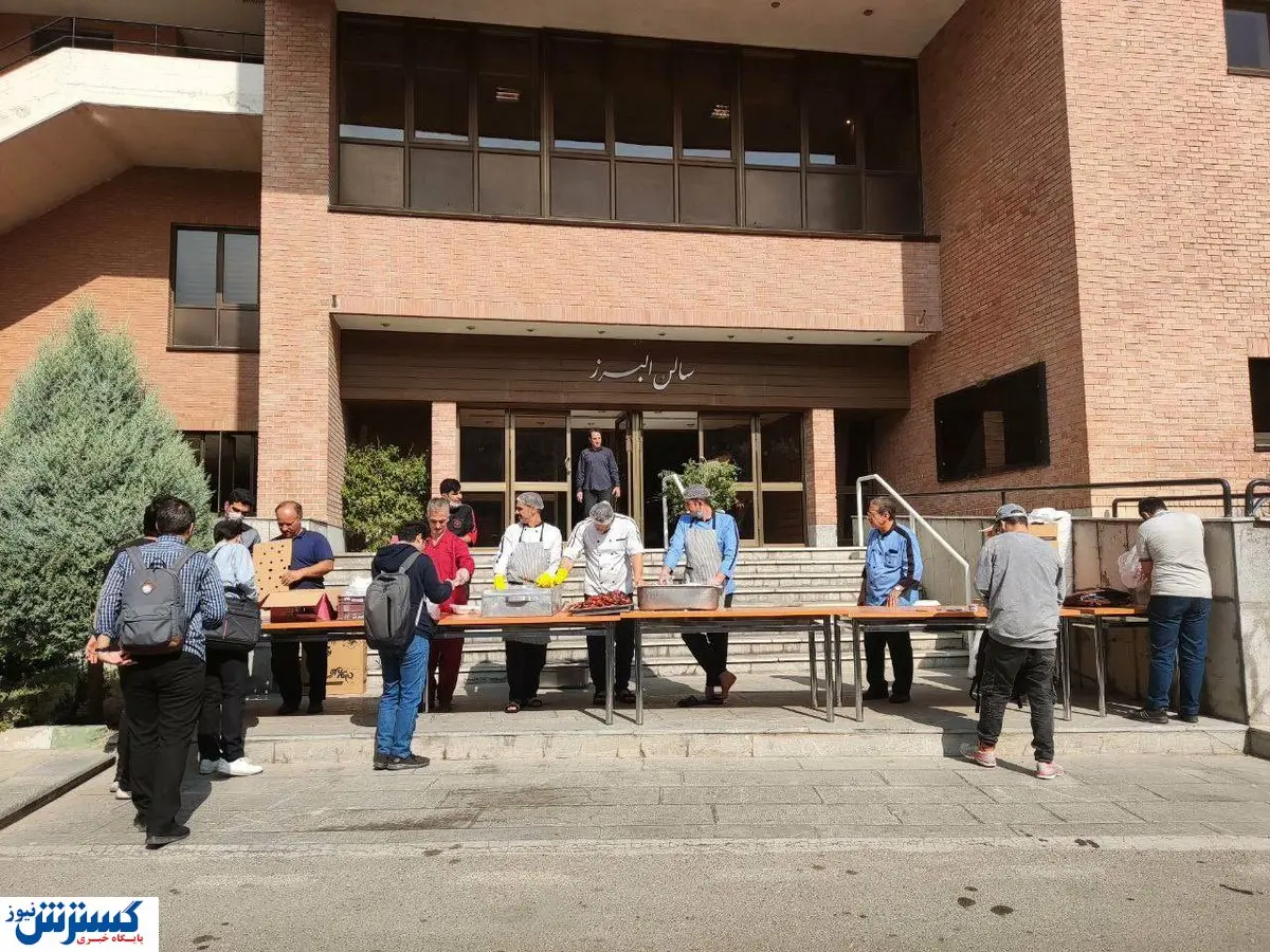 وضعیت دانشجویان دانشگاه شریف بیرون از سلف + عکس