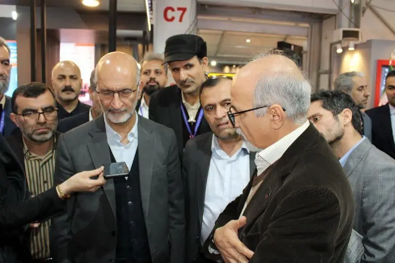 بازدید رئیس هیات عامل ایمیدرو از غرفه ذوبآهن اصفهان