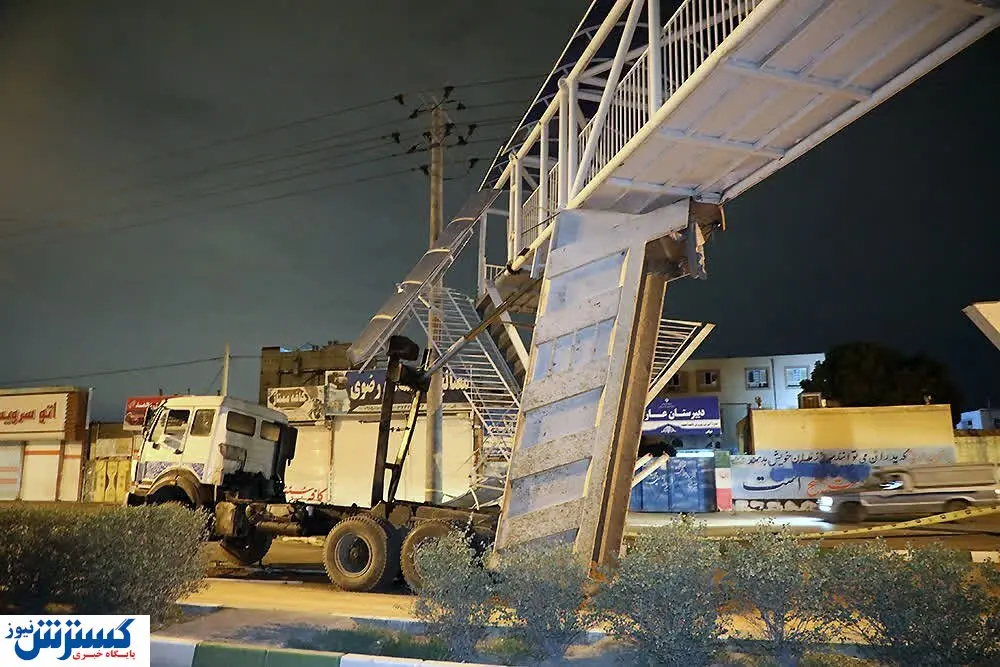 برخورد وحشتناک کامیون ۱۰ چرخ با پل عابر پیاده + تصاویر