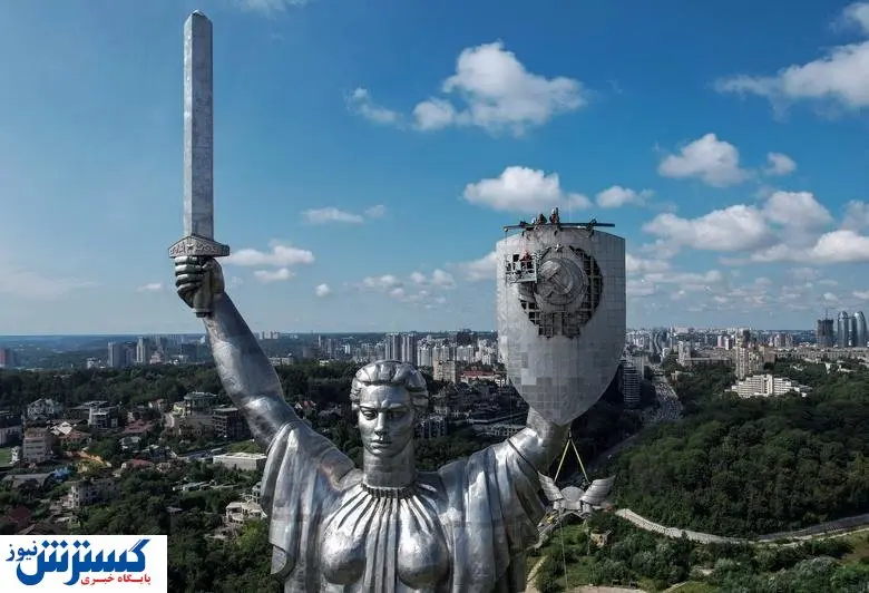 کارگران اوکراینی در حال برداشتن نشان "داس و چکش" !+ عکس