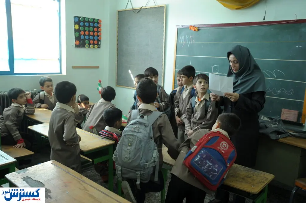 هر شادی غرب زدگی نیست / مدارس را پادگان نکنیم