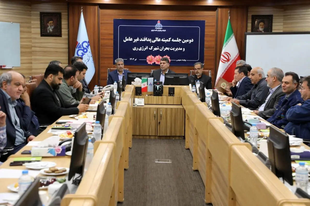 ردای فرمانده ارشد پدافند غیرعامل و مدیر شرایط اضطراری شهرک انرژی ری بر تن مدیرعامل شرکت پالایش نفت تهران