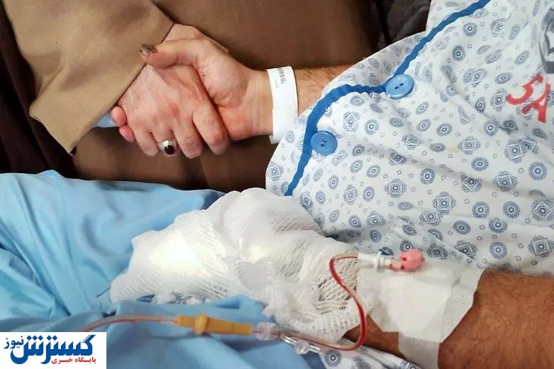 فرزندان آیت الله خامنه ای در کنار مجروحان حزب‌ الله +عکس