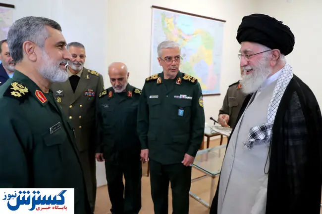 اعطای نشان فتح توسط فرمانده کل قوا به سردار حاجی‌زاده