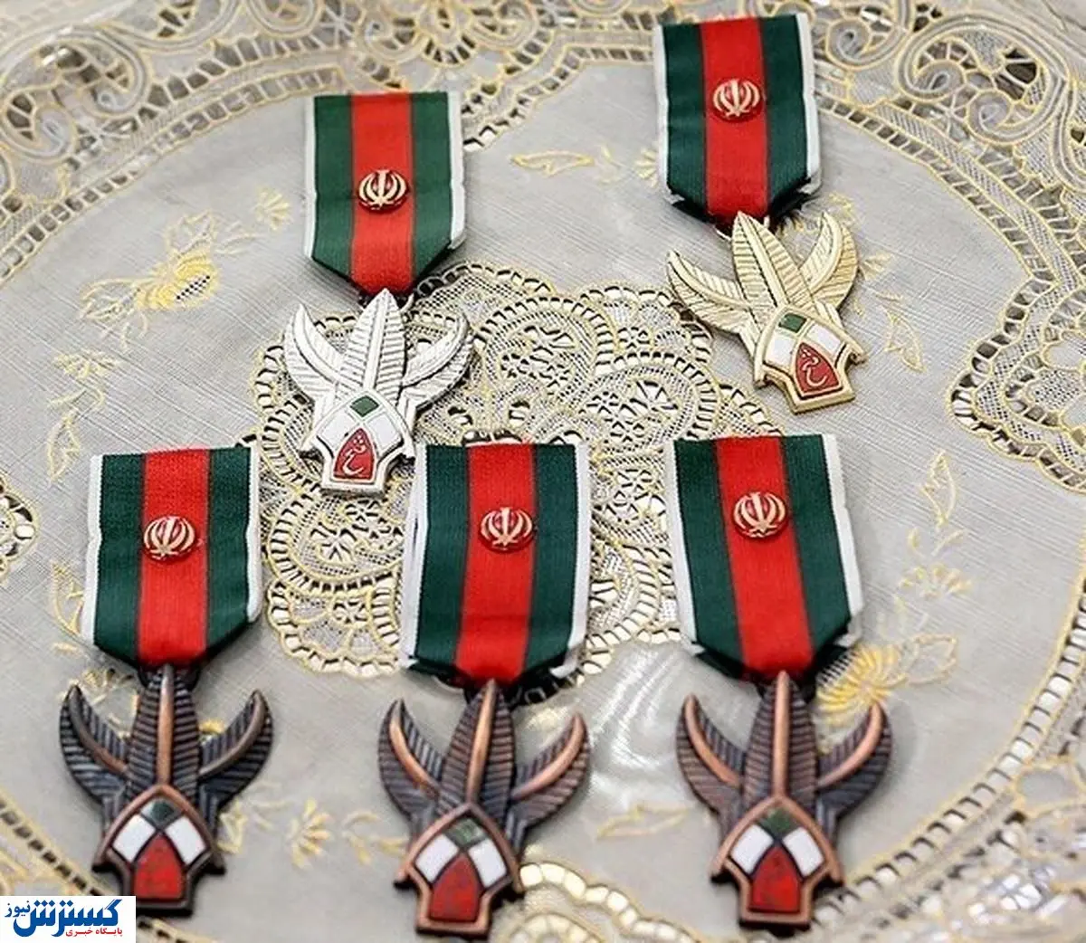 ماجرای نشان فتح اهدایی رهبری چیست ؟ | کدام فرماندهان ایرانی نشان دارند؟