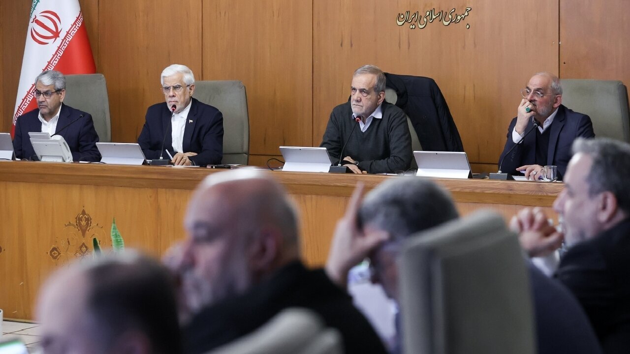 شمارش معکوس برای افزایش قیمت بنزین؛ نرخ سوخت تا نوروز ۱۴۰۵ باز هم گران می‌شود؟ / سرخط