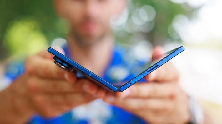 چالش تازه برای سامسونگ؛ موتورولا از اولین گوشی فولد کتابی خود رونمایی می‌کند