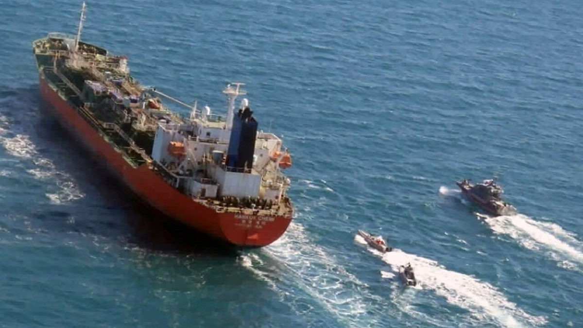 شکار نفتکش قاچاق در قلب خلیج فارس؛ ۷۰۰ میلیارد تومان در تور قانون