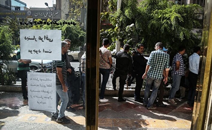 اعتراض گسترده بازاری ها به وضعیت قیمت دلار در کشور | خرید و فروش تعطیل شد؟