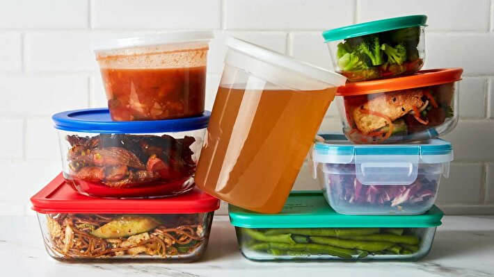 غذا تا چند ساعت بیرون یخچال می‌ماند و چه زمانی خراب می‌شود؟