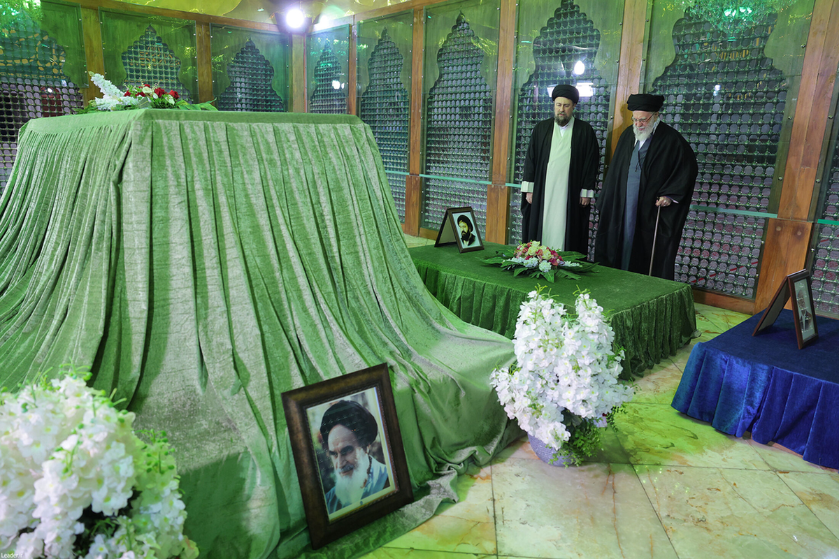 حضور رهبر معظم انقلاب در مرقد بنیانگذار جمهوری اسلامی ایران
