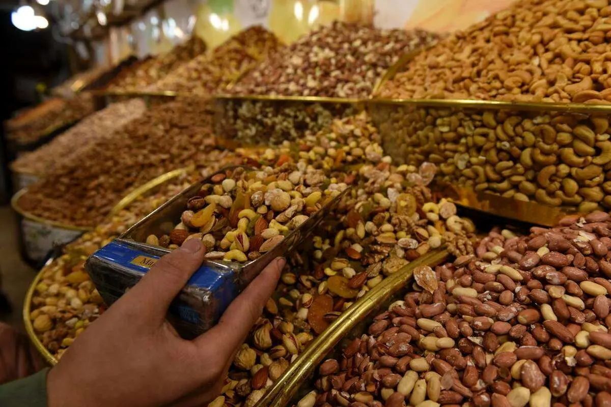 قیمت سرسام آور آجیل ۴ مغز در آستانه بازار شب عید | یک مشت آجیل ۹۵ هزار تومان!