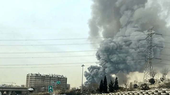 آتش‌سوزی گسترده در بازارچه جنت‌آباد | سوله ۲ هزار متری در شعله‌های آتش