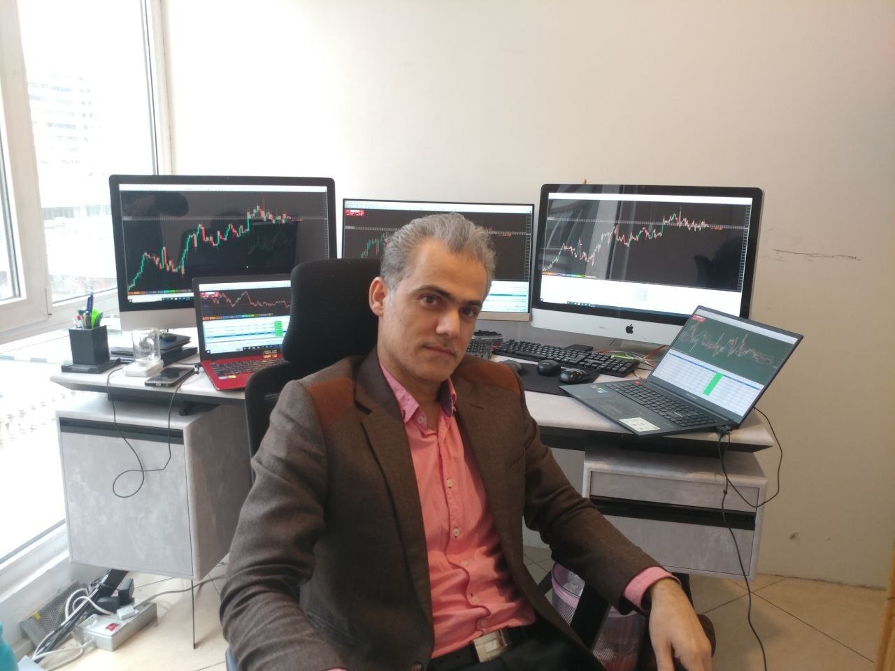 پیش خور شدن سناریوی جنگ در ایران؛ نقدینگی از بورس به بازار دلار و طلا می رود؟ /// تولیدی ساعت ۲۰ و ۳۰ امشب