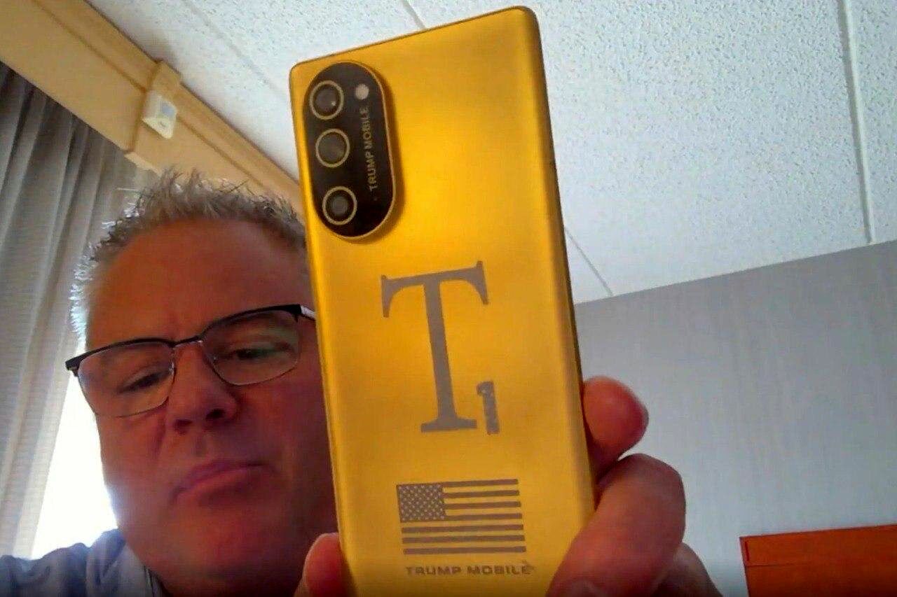 رونمایی از گوشی جنجالی دونالد ترامپ + عکس