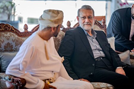 نامه مهم و خبرساز علی لاریجانی در دیدار با وزیر خارجه عمان + عکس