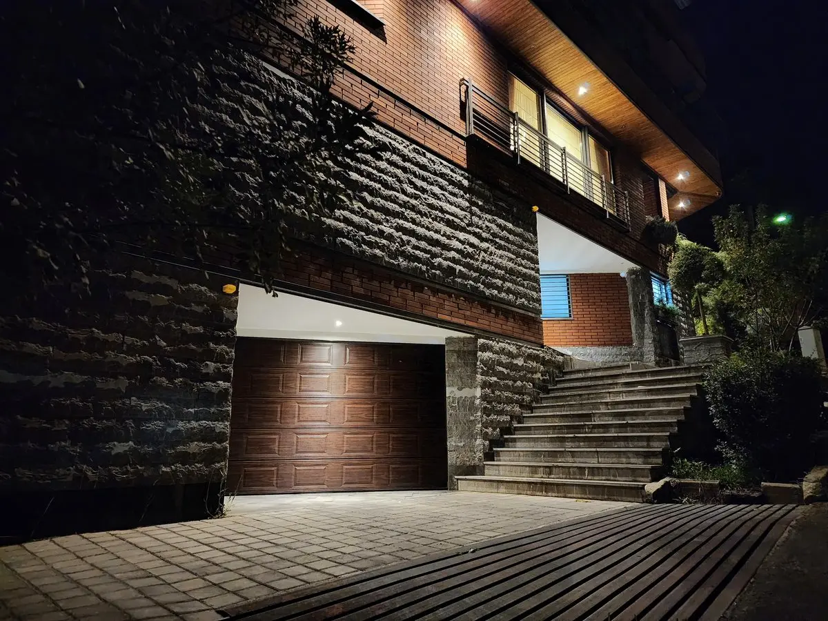 مقایسه درب زیرسقفی پارکینگی با درب‌های قدیمی؛ انتخاب هوشمندانه سازندگان