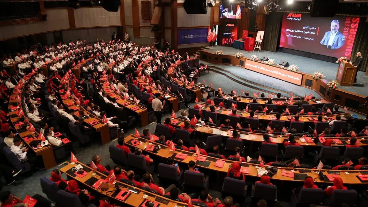 تجلیل از کارکنان شرکت آروا در همایش "با هم در مسیر موفقیت"