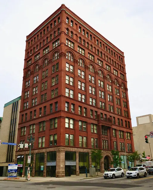 راهنمای جامع ارزش‌گذاری املاک تجاری: از Cap Rate تا DCF