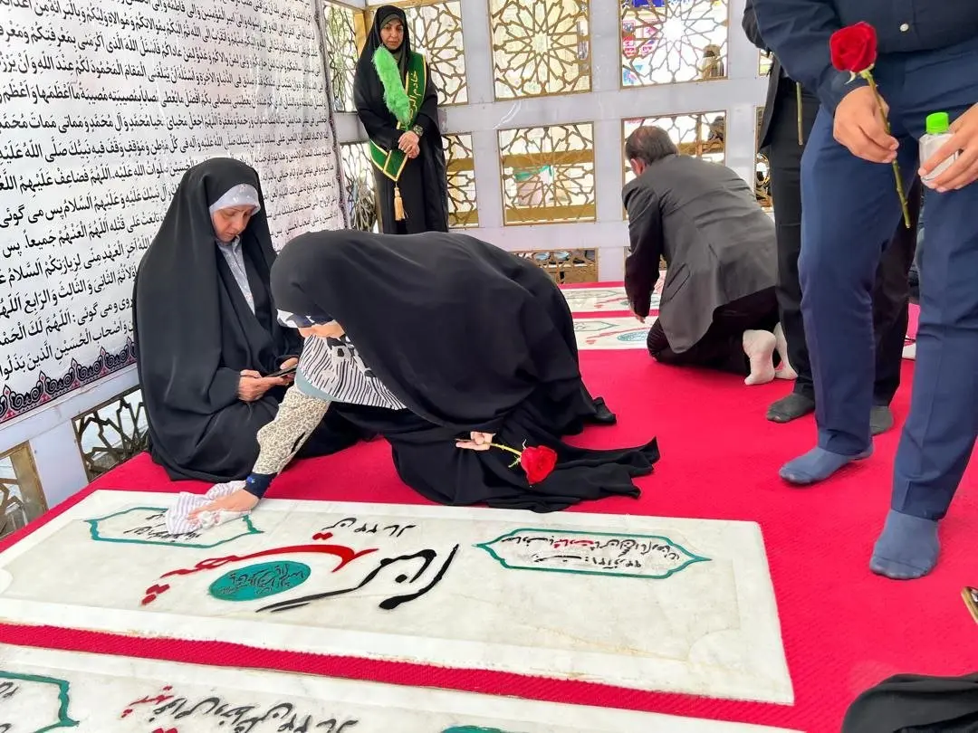 آیین غبارروبی مقره الشهدا بوستان فدک با حضور خادمیاران رضوی برگزار شد