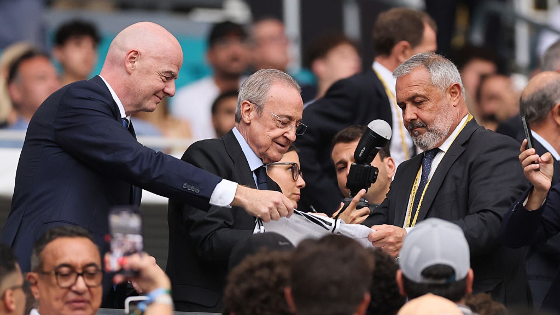 کشف معدن طلا در مادرید؛ پادشاه فوتبال اروپا به همه درس اقتصاد داد / تولیدی کشف معدن طلا در مادرید؛ پادشاه فوتبال اروپا به همه درس اقتصاد داد / تولیدی