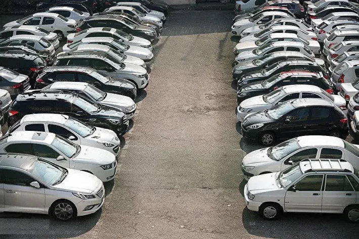 فنر قیمت خودرو رها شد ؛ دلار فرمان را دست گرفت