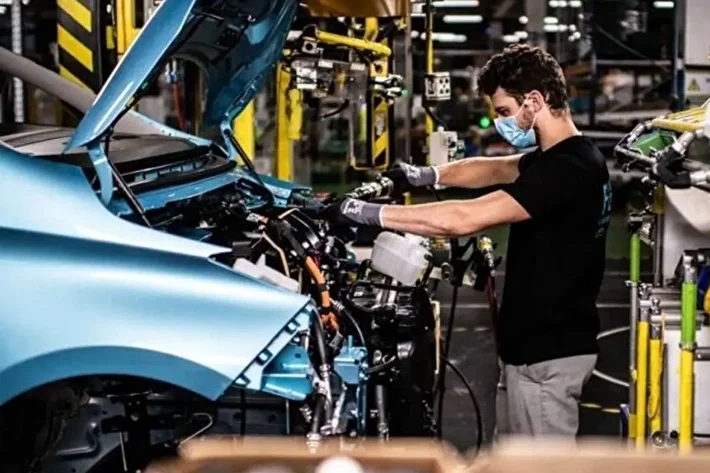 بحران تازه ؛ خودروسازان داخلی زمین گیر شدند!