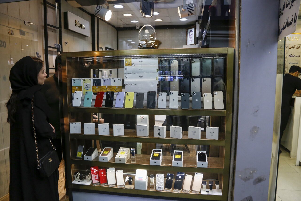 ۲ ماه حقوق کامل، تنها برای خرید یک موبایل ساده؛ سهم فناوری در سبد خانوار به کمتر از ۱۰٪ سقوط کرد    /سرخط جمعه