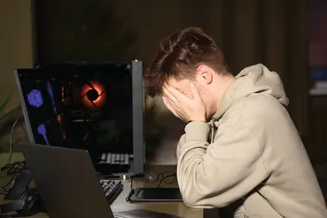 قاتل خاموش قرن دیجیتال | چگونه بدون کنار گذاشتن تکنولوژی سالم بمانیم؟