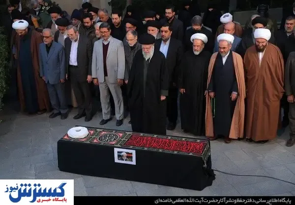 اقامه نماز رهبر انقلاب بر پیکر آیت‌الله امامی‌کاشانی