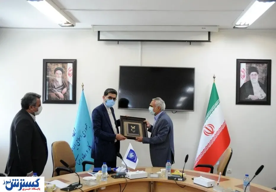 تقدیر شریعتمداری از مدیرعامل ایران خودرو