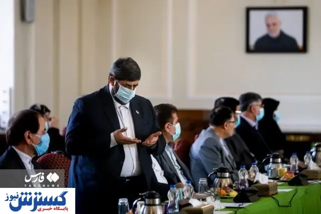 واکنش نماینده ای که نمازخواندنش در جلسه خبرساز شد + عکس