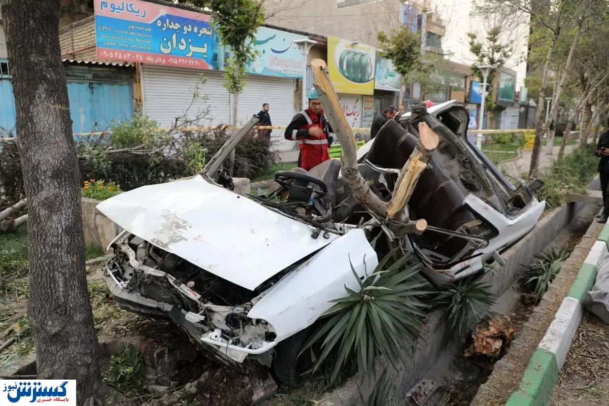 مچاله شدن پراید در برخورد با درخت / دو نفر درجا جان باختند + تصاویر (۱۶+)