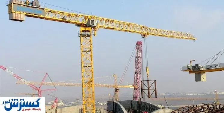 تلاش جوان تهرانی برای خودکشی از نوک جرثقیل!+ فیلم